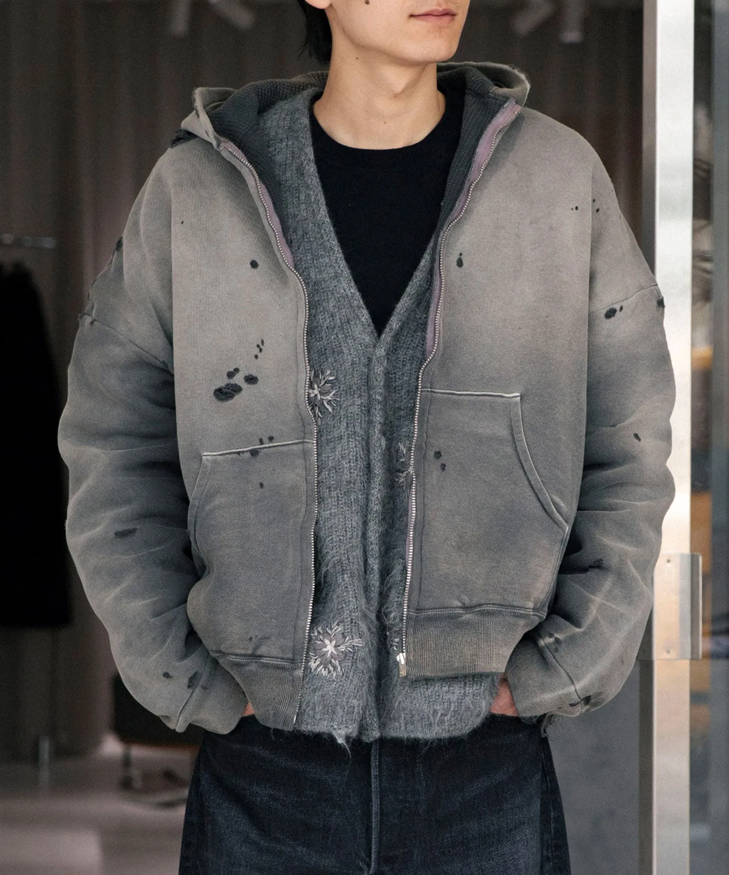 SAINT Mxxxxxx DBL FACE ZIP UP HOODIE/CHARCOAL Double-layer destroyed waffle zipper jacket, washed black S-XL, a style that has been used in the summer. After continuous fine polishing, it has finally been shipped. The finished product is simply a work of art. Super heavy washing to make the weather look old. Multiple water fades. Excessive manual wormhole damage processing. Deconstruction and reorganization embroidery technology. Custom-made zipper with LOGO. The color details of the zipper webbing are also correct. Original grade fruit main label and wash water label. Top purchasing grade. A layer of waffle fabric is added to the inner lining to make the overall texture stronger and increase the comfort and warmth of the wearer.